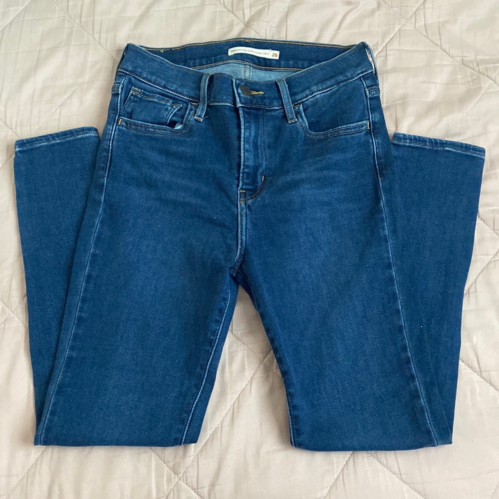 skinny crop high rise levi jeans, size 26 waist, like new, only worn a few times